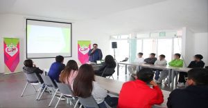 Ofrece DIF plática de emprendedurismo a estudiantes de bachillerato híbrido