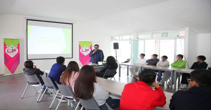 Ofrece DIF plática de emprendedurismo a estudiantes de bachillerato híbrido