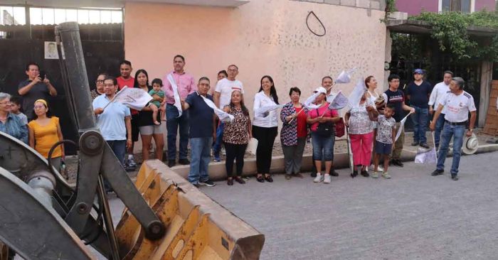 Comienza la pavimentación de calle en colonia Lomas de Temaxcalapa, Atlixco