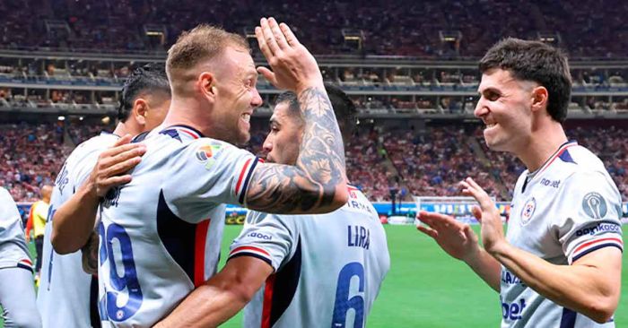 Gana Cruz Azul a las Chivas y mantiene su invicto