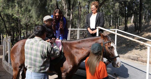 Se re&uacute;ne Tere Alfaro con menores que reciben servicio de equinoterapia