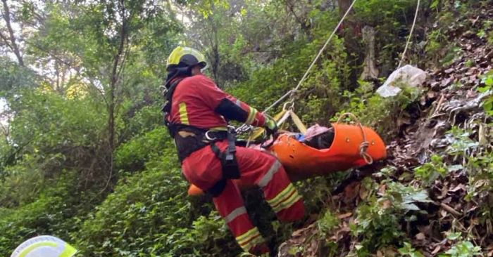 Rescatan a hombre que cay&oacute; a barranca en Bosques de Santa Anita