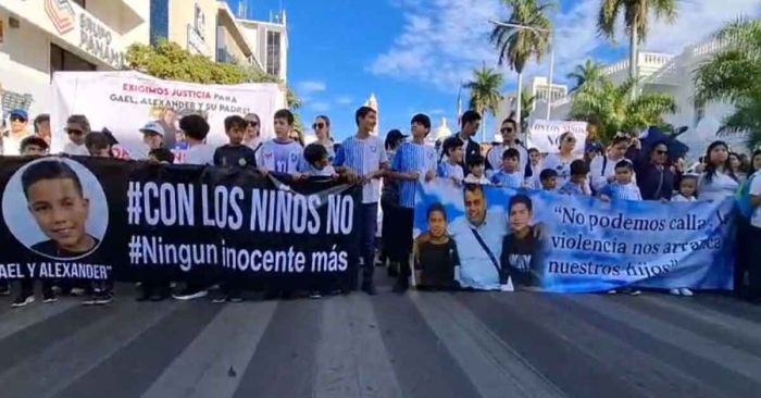 Exigen salida de Rubén Rocha tras asesinato de niños en Culiacán