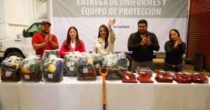 Entrega Tonantzin Fernández uniformes y herramientas a trabajadores de Sosapach