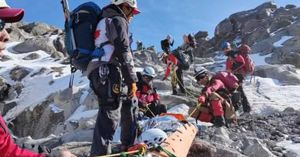 Encuentran a alpinistas extraviados en el Citlalt&eacute;petl; mujer present&oacute; una fractura