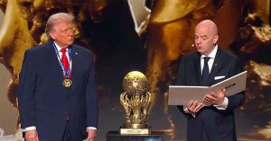 Recibe Trump polémico reconocimiento por la paz de FIFA