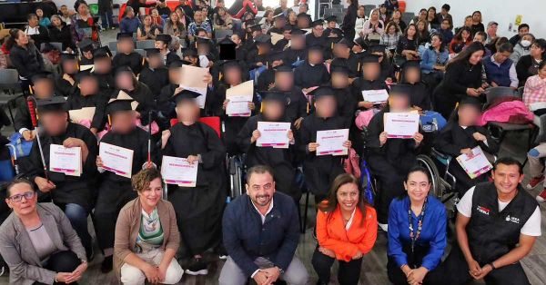Grad&uacute;a DIF Puebla capital a alumnos de CMERI