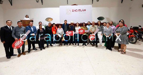 Entrega Bety Sánchez premios a ganadores del sorteo Predial