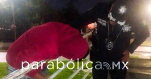 Evita elemento de la Policía Auxiliar que un hombre se arrojara al vacío de un puente peatonal