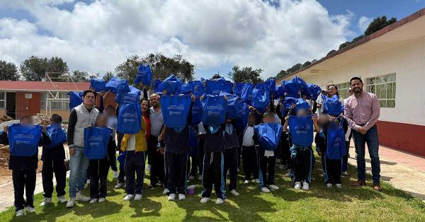 Entrega Bety Sánchez paquetes escolares a estudiantes
