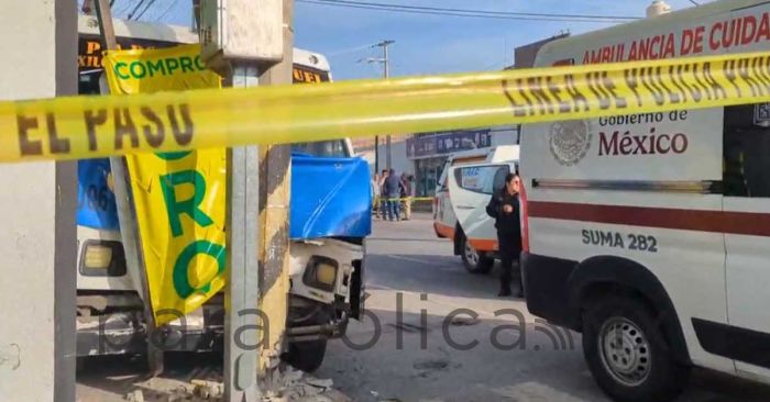 Choca camión contra poste; hay una mujer lesionada