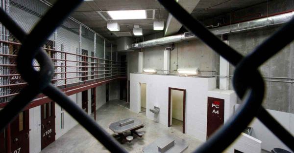 Apunta Trump a Guant&aacute;namo para encerrar a &ldquo;peores&rdquo; migrantes