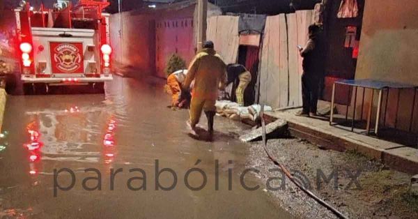 Atienden bomberos de Cuautlancingo inundación en domicilio