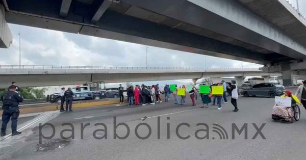 Exigen por segundo día reactivación de hemodiálisis; bloquean la México-Puebla