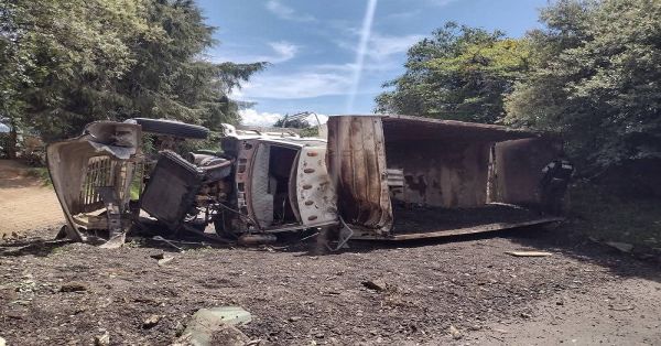 Vuelca tracto cami&oacute;n y bloquea acceso a comunidades de Esperanza