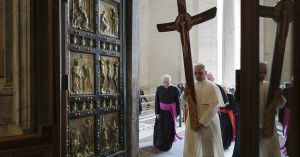 Atraviesa Papa León XIV la Puerta Santa