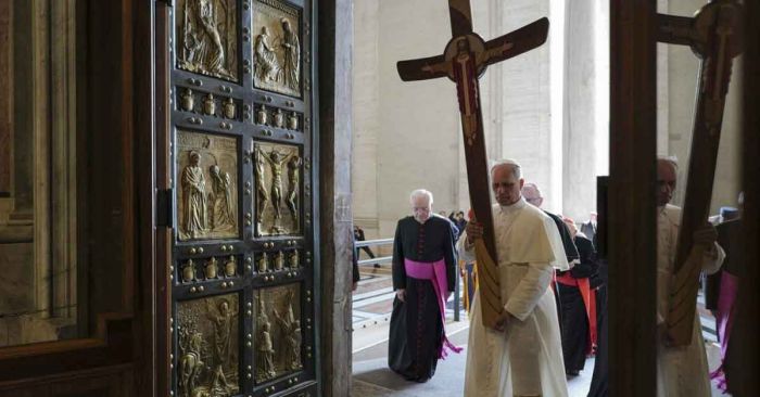 Atraviesa Papa León XIV la Puerta Santa
