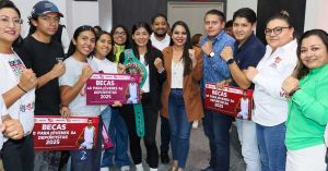 Entrega Tonantzin Fernández becas a deportistas universitarios