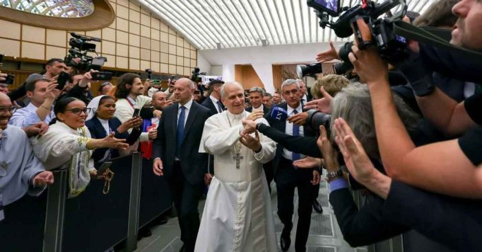Se reúne papa León XIV con periodistas; llama al desarme mundial