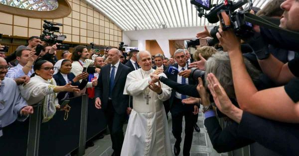 Se re&uacute;ne papa Le&oacute;n XIV con periodistas; llama al desarme mundial