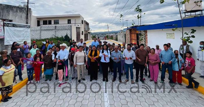 Entrega Ariadna Ayala pavimentación en San Alfonso