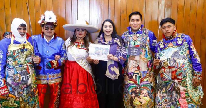 Entrega Tonantzin Fernández la Plaza de la Concordia a carnavaleros