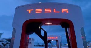 Tambalea Tesla mientras Musk insiste en una alianza que desgasta a la marca