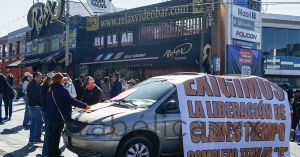Exigen maestros plazas C; bloquean recta a Cholula