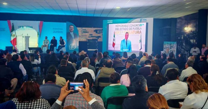 Entrega El&iacute;as Lozada primer informe Legislativo