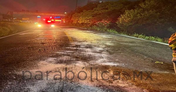 Reabren tránsito en la México-Tuxpan tras derrame de combustible en Huauchinango