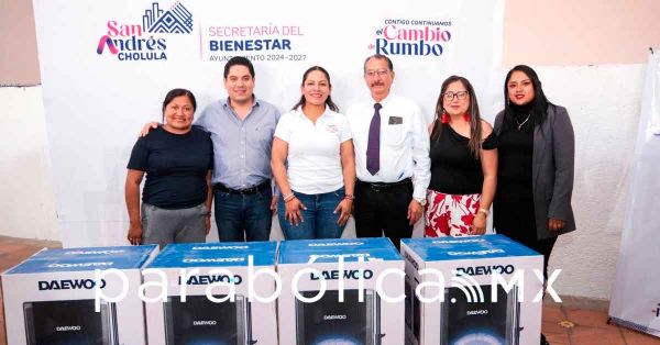 Apoya Lupita Cuautle a escuelas con equipo tecnol&oacute;gico