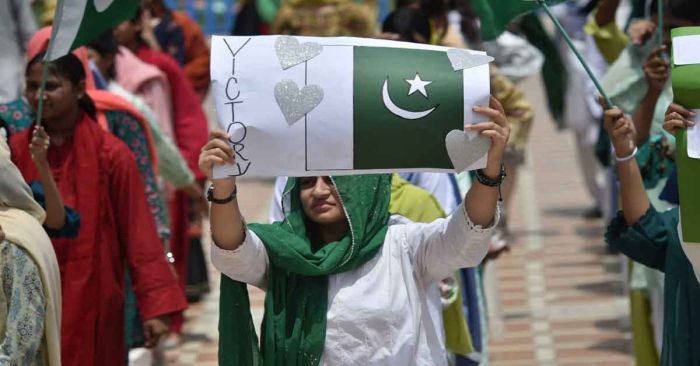 Acuerdan India y Pakistán alto al fuego y debatir reducción de tropas