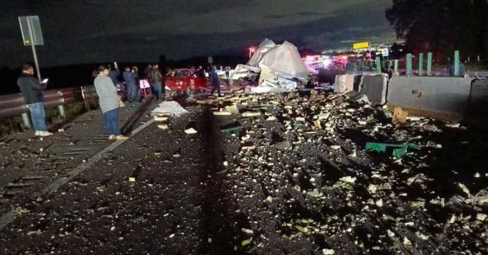 Choca tr&aacute;iler cargado con pl&aacute;tanos en la autopista M&eacute;xico-Puebla; genera caos vial