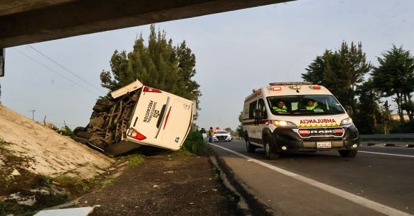Volcadura en Panotla deja varios lesionados