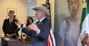 Se despide Ken Salazar como embajador de EE.UU.