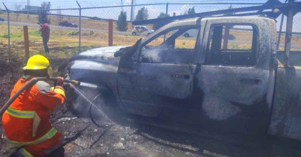 Sofocan incendio de vehículo en lateral del Periférico en Cuautlancingo