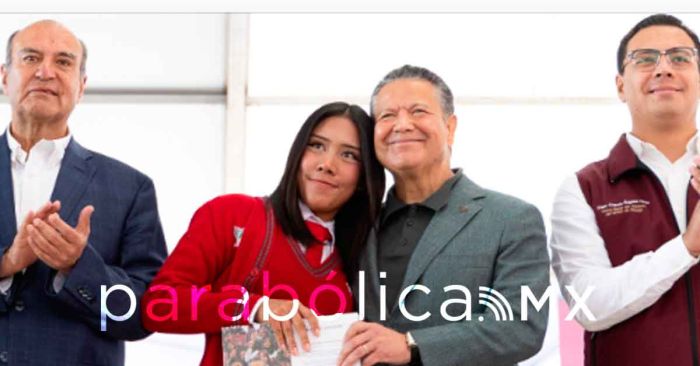 Entrega Julio Menchaca 10 mil tabletas a estudiantes de nivel medio superior en Hidalgo