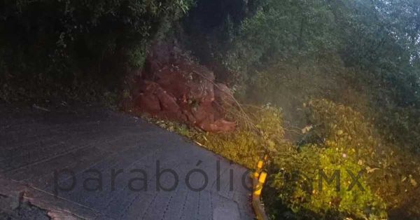 Reportan deslave en camino de Cuacuila, Huauchinango