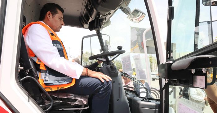 Atiende gobierno de Puebla vialidades con Barredoras Mecánicas
