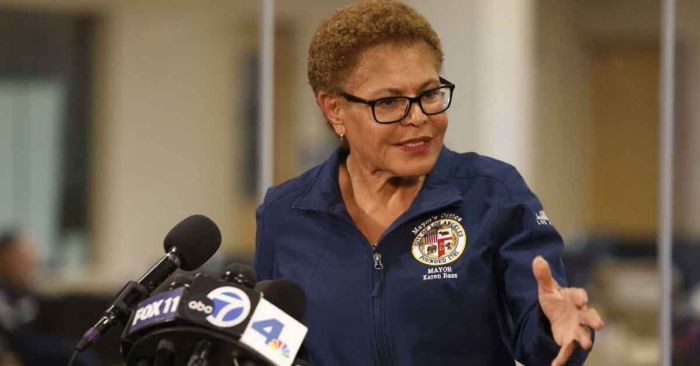 Declara alcaldesa de Los Ángeles toque de queda por redadas