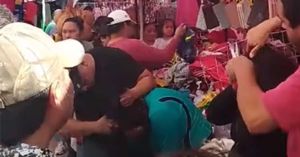 Detienen y cortan el cabello a dos presuntas ladronas en mercado Revolución de Izúcar