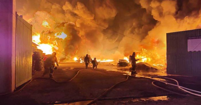 Arde f&aacute;brica de pl&aacute;stico en San Pedro Cholula; afecta vivienda aleda&ntilde;a