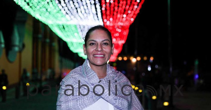 Enciende Lupita Cuautle adornos patrios en San Andrés Cholula