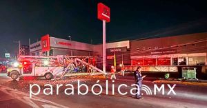 Muere joven de 21 a&ntilde;os tras destrozar su auto en la Atlixc&aacute;yotl