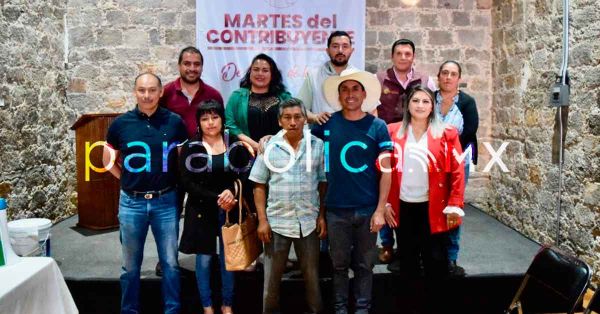 Entregan apoyos para escuelas de comunidades de Zacatlán en el Martes del Contribuyente