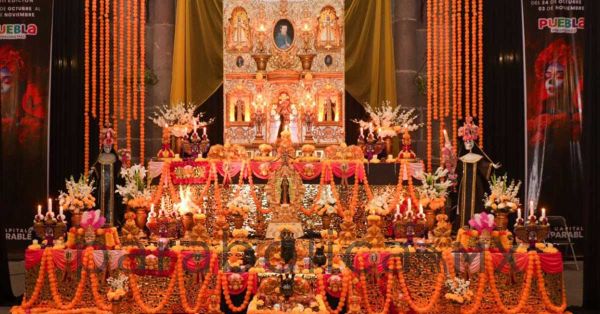 Visitaron m&aacute;s de 100 mil personas la ofrenda de Palacio Municipal de Puebla