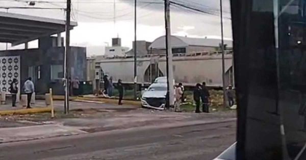 Embiste tren a patrulla de GN en Tepeaca