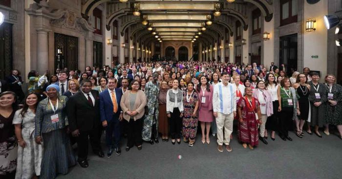 Propone Sheinbaum invertir en justicia y educación para niñas con recursos de armas