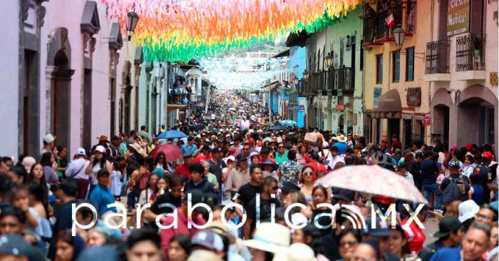 Congrega a más de 20 mil personas en Zacatlán desfile de cierre de la Feria de la Manzana