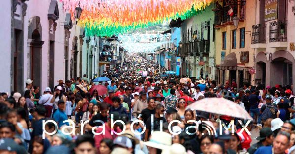 Congrega a más de 20 mil personas en Zacatlán desfile de cierre de la Feria de la Manzana